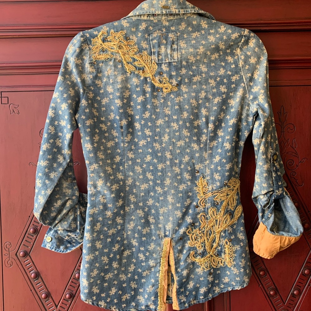 ROAR- gorgeous bedazzled & metallic button up!! - Picture 4 of 8